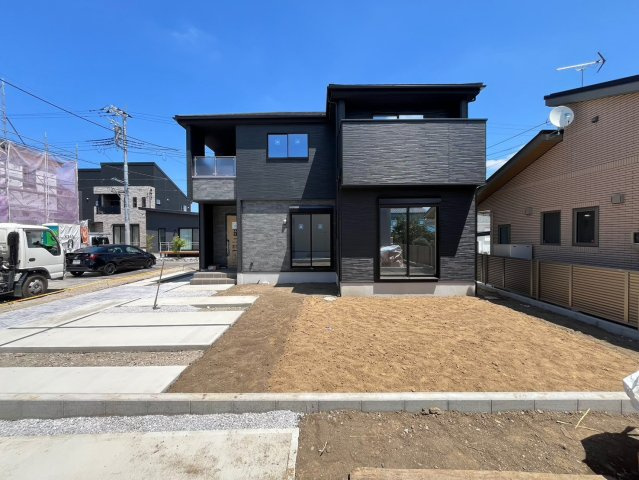 【玄関】 | 高崎市棟高町　新築住宅 | 家の第一印象を決める玄関は、明るく清潔感のある空間に仕上がっています。来客を気持ちよく迎え入れられる、心地よい玄関です。