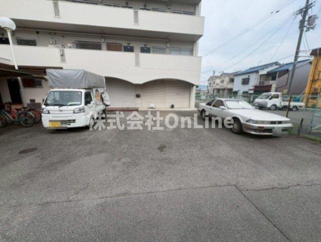 シャトー新町の駐車場