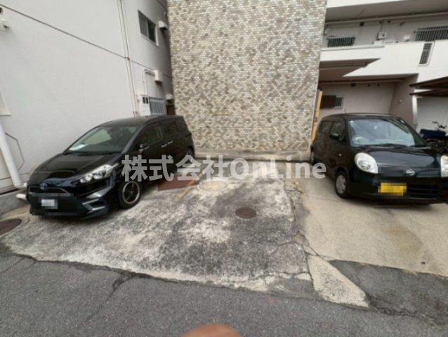 シャトー新町の駐車場