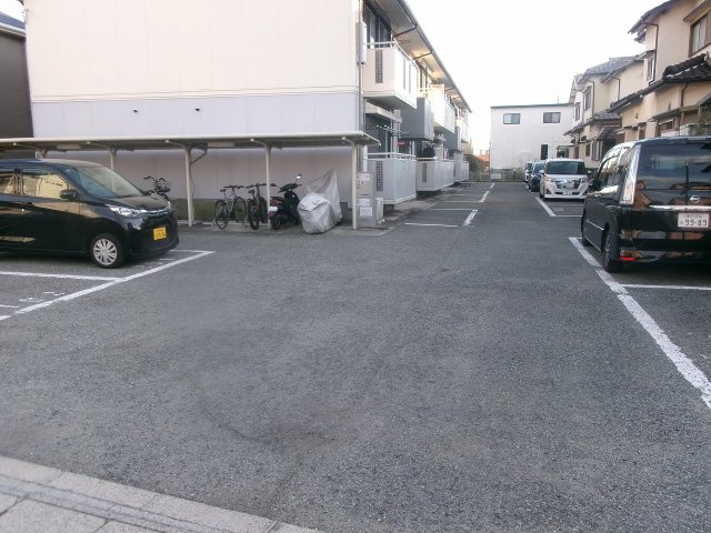 サンハイム西海の駐車場