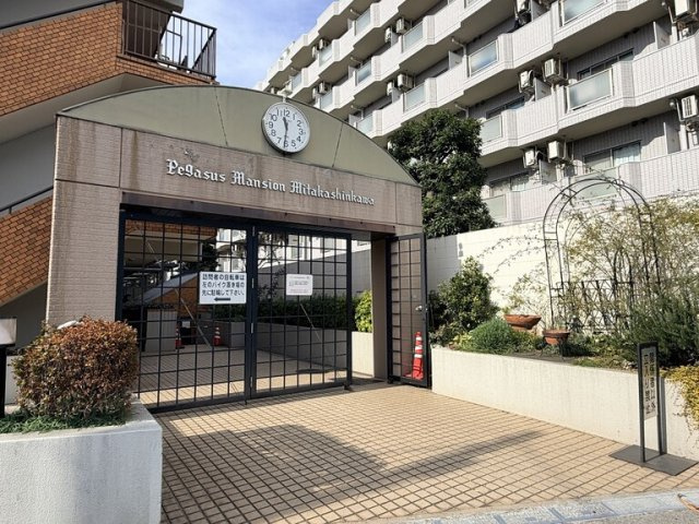 ペガサスマンション三鷹新川（1階部分）／仲介手数料無料／新規フルリノベーションのエントランス