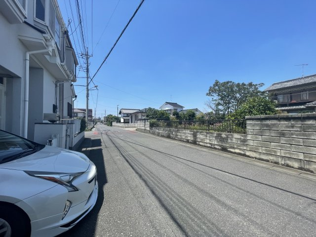 -三丁目不動産-　熊谷市新堀　平成5年築の前面道路含む現地写真