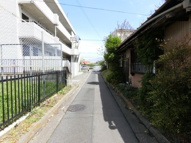 売地　前橋市若宮町の前面道路含む現地写真