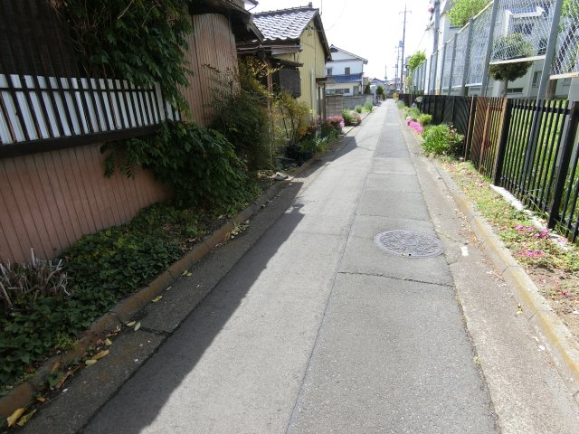 売地　前橋市若宮町の前面道路含む現地写真