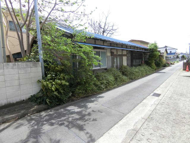 売地　前橋市若宮町の前面道路含む現地写真