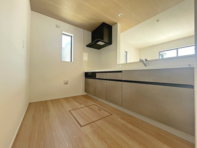 新築戸建・新築建売　会津若松市住吉町　城西小・第四中のキッチン|カウンター越しに会話が弾み、家族とのつながりを感じられる対面キッチンです！