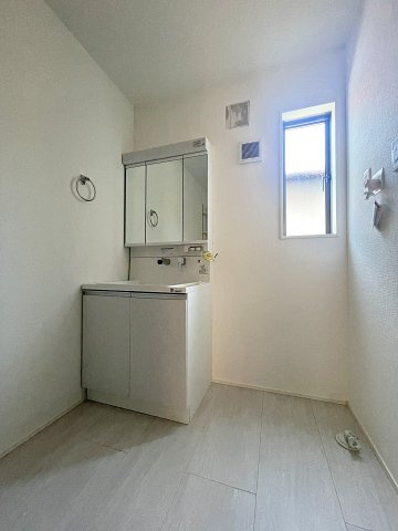 新築戸建・新築建売　会津若松市住吉町　城西小・第四中の洗面所|三面鏡洗面台には収納が多く、洗面スペースがスッキリ！