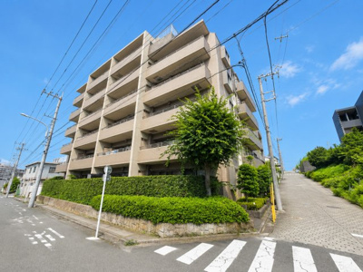 【外観】 | ヒルズ市が尾ブライトステージ | ◆堂々たる趣ながら、主張し過ぎずどこか余裕を感じさせるシャープなフォルムで佇む邸宅は、晴天の空と照らし合わせる事で、本来あるべき完成形の姿を見せてくれます。

