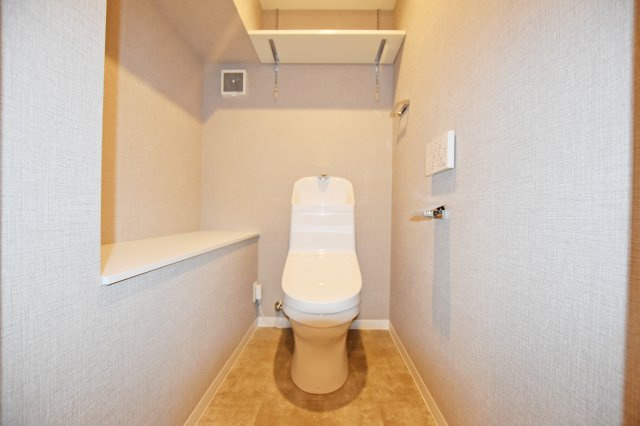ネオハイツ第3新大阪のトイレ|タンク一体型のトイレは一年を通して快適に利用できる温水洗浄便座付です。