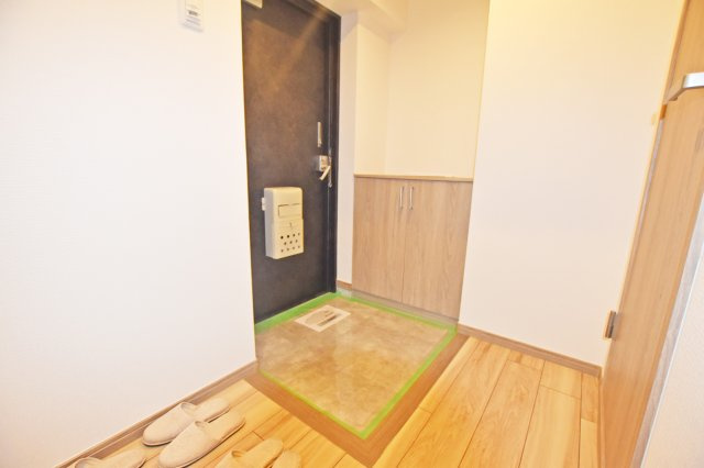 ネオハイツ第3新大阪の玄関|玄関収納の上には玄関を彩る、観葉植物やインテリアなども配置できます。