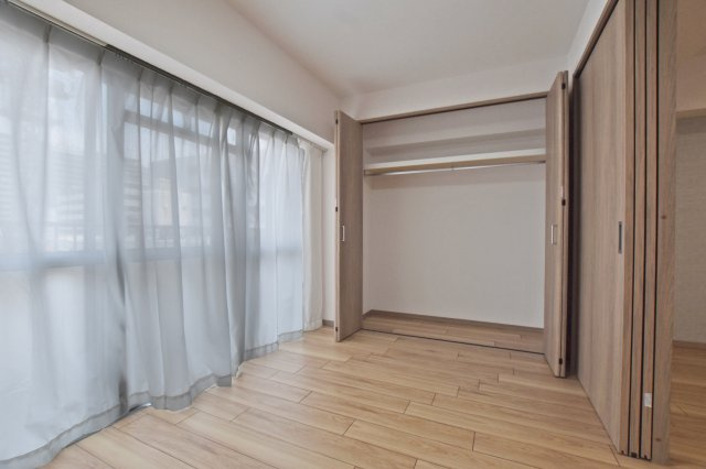 ネオハイツ第3新大阪の洋室|洋室約6.2帖
バルコニーに面した明るいお部屋です。