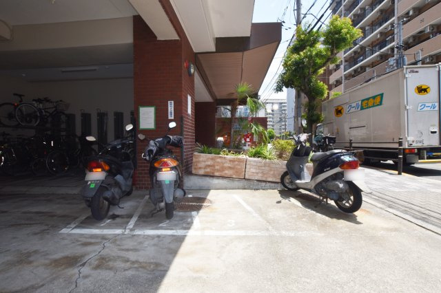 ネオハイツ第3新大阪の駐輪場|敷地内専用バイク置場です。