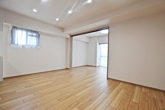 ネオハイツ第3新大阪のダイニング|角部屋のため、採光用の窓を設けることができるため、自然光が差し込む明るい空間になっています。