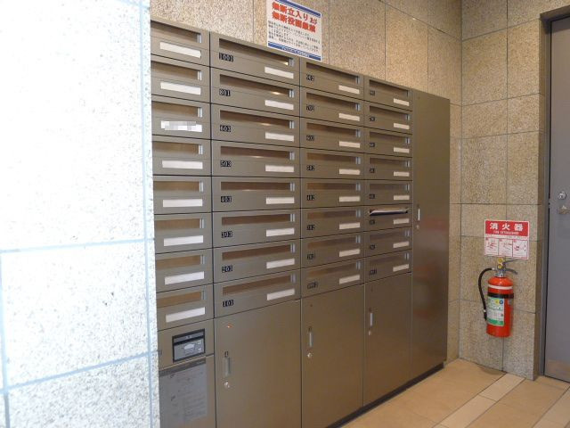 各お家用にポストがあり、宅配ボックスも設置されております♪対面しなくても荷物の受け取りができるのが嬉しいですね♪