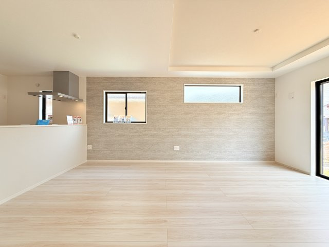 つくば市南中妻4期　新築戸建て　2号棟の居間・リビング|広々としたＬＤＫ♪
家具を置いても窮屈感を感じず過ごせます。