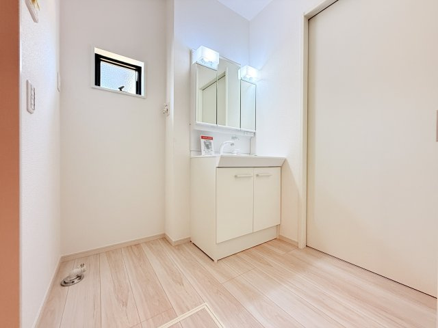 つくば市南中妻4期　新築戸建て　2号棟の独立洗面台|収納力と機能性に優れたお手入れラクラクのゆったりとした洗面台で、朝の忙しい時間でも身支度準備がスムーズです。