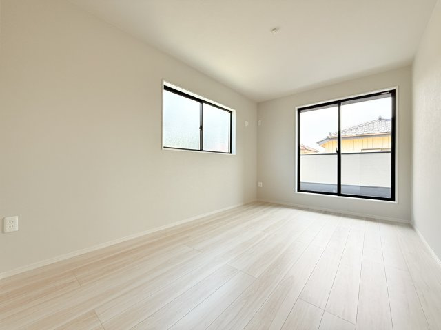 つくば市南中妻4期　新築戸建て　2号棟の洋室|家具や小物を合わせやすいシンプルデザイン♪
広さや日当たりなど、写真では伝えきれない部分を現地で確認してみませんか？