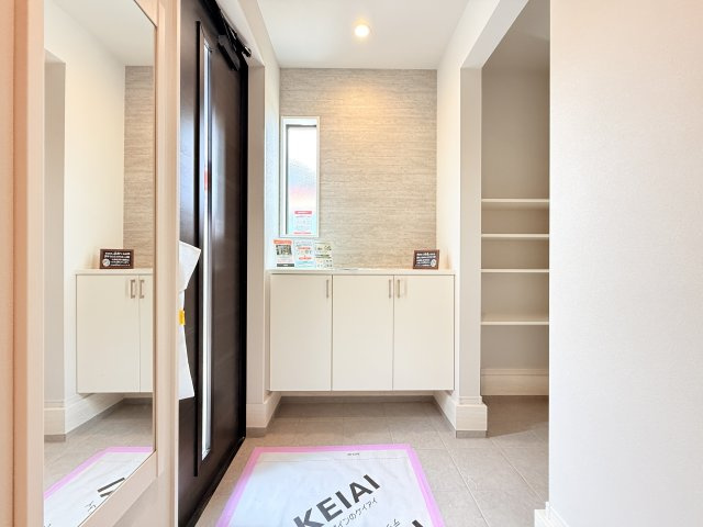 つくば市南中妻4期　新築戸建て　2号棟の玄関|靴をまとめて保管できるシューズボックス。綺麗に整頓された玄関で来客者を気持ちよく招きませんか？