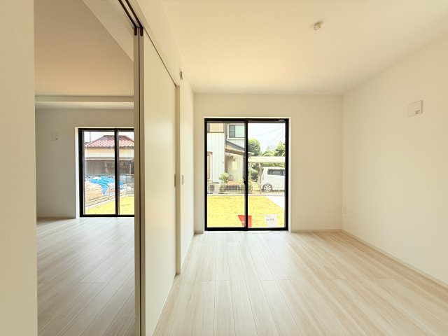 つくば市南中妻4期　新築戸建て　2号棟の洋室|普段使いのお洋服や小物はもちろん、季節物のお洋服などもしっかりと整理整頓おしまい頂けます。居室空間をより広く隅々までお使いいただけますね。