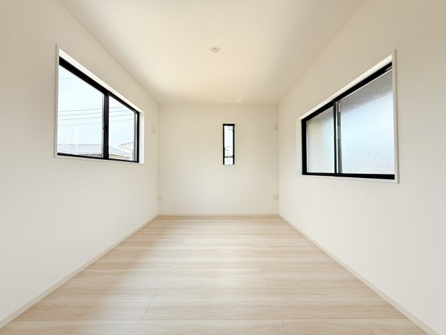 つくば市南中妻4期　新築戸建て　2号棟の洋室|家具や小物を合わせやすいシンプルデザイン♪
広さや日当たりなど、写真では伝えきれない部分を現地で確認してみませんか？
