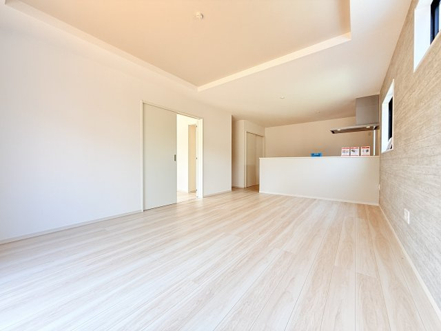 つくば市南中妻4期　新築戸建て　2号棟の居間・リビング|広々としたＬＤＫ♪
家具を置いても窮屈感を感じず過ごせます。