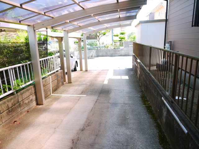 茂原市谷本　中古戸建の駐車場|平成7年2月築４SLDKカーポート2台 スーパーカスミ徒歩約10分 芝のお庭でドックランも可能です。