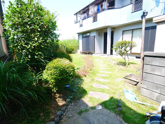 茂原市谷本　中古戸建の庭|平成7年2月築４SLDKカーポート2台 スーパーカスミ徒歩約10分 芝のお庭でドックランも可能です。