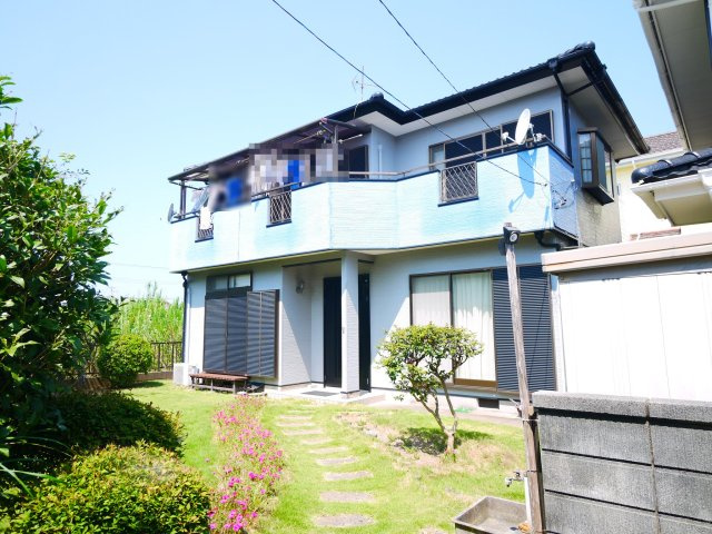 茂原市谷本　中古戸建の外観|平成7年2月築４SLDKカーポート2台 スーパーカスミ徒歩約10分 芝のお庭でドックランも可能です。
