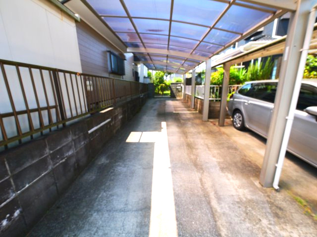茂原市谷本　中古戸建の駐車場|平成7年2月築４SLDKカーポート2台 スーパーカスミ徒歩約10分 芝のお庭でドックランも可能です。