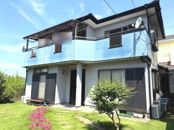 茂原市谷本　中古戸建の外観|平成7年2月築４SLDKカーポート2台 スーパーカスミ徒歩約10分 芝のお庭でドックランも可能です。