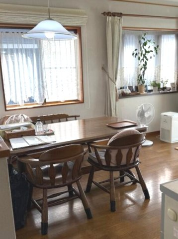 茂原市谷本　中古戸建の居間・リビング|平成7年2月築４SLDKカーポート2台 スーパーカスミ徒歩約10分 芝のお庭でドックランも可能です。