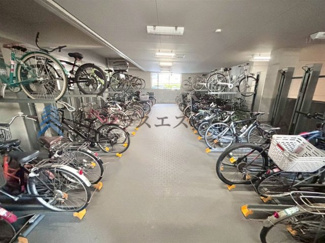 【その他】 | ポートピアプラザE棟 | 半屋内で防犯面も安心の自転車置き場♪