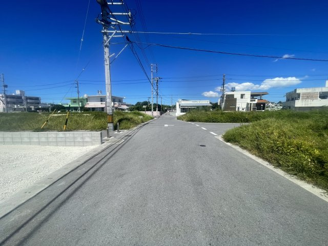 読谷村大木（全2棟）B号棟の前面道路含む現地写真|※南側公道6.1m♪