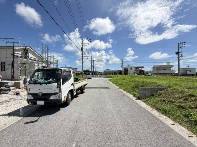 読谷村大木（全2棟）B号棟の前面道路含む現地写真|※南側公道6.1m♪