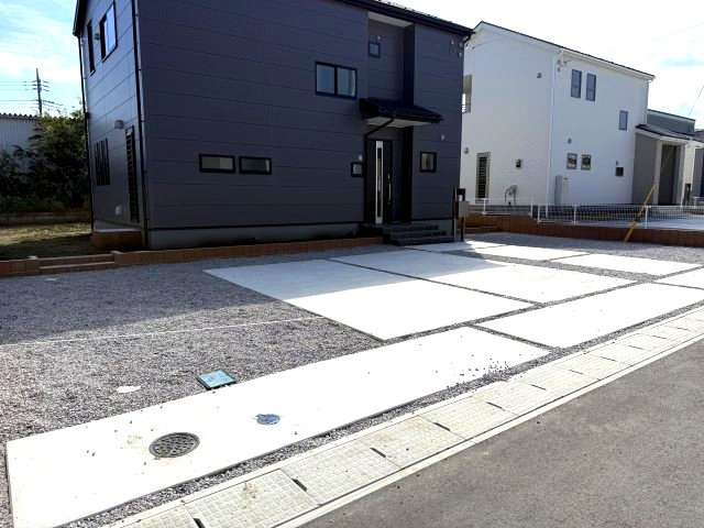 リーブルガーデンS第18渋川金井　6号棟の駐車場|駐車場もキレイに整備されています。並列４台駐車可能です。