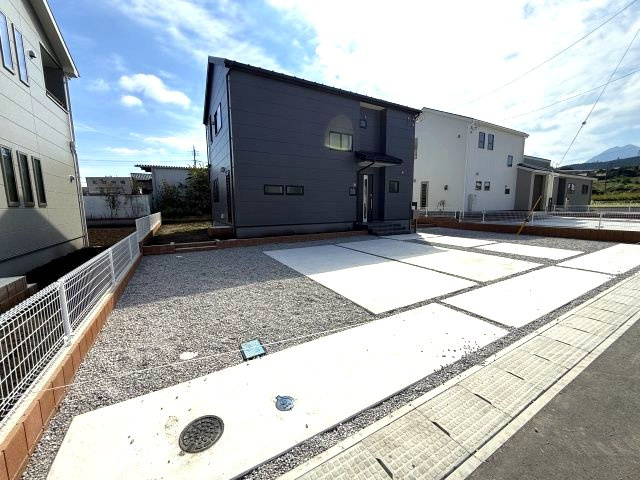 リーブルガーデンS第18渋川金井　6号棟の外観|北面からの外観写真です。グレーを基調とした落ち着いた雰囲気の外観です。
