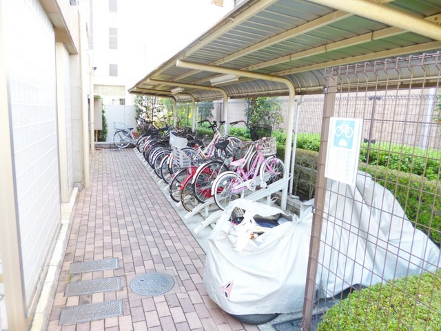 ラ・ポームのその他共用部分|屋根付きの駐輪場