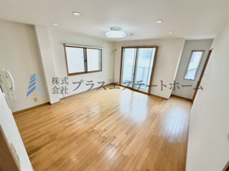 【居間・リビング】 | 長田区水笠通3丁目　戸建て | LDKは16.3帖確保♪リビング横にバルコニーが隣接しており、大きな窓からの採光で明るい空間です♪