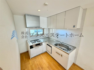 【キッチン】 | 長田区水笠通3丁目　戸建て | L字キッチンは効率的な調理が可能♪作業スペースと収納力が広いため、複数人での料理などに最適です♪