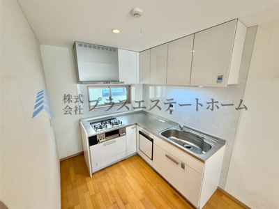【キッチン】 | 長田区水笠通3丁目　戸建て | L字キッチンは効率的な調理が可能♪作業スペースと収納力が広いため、複数人での料理などに最適です♪