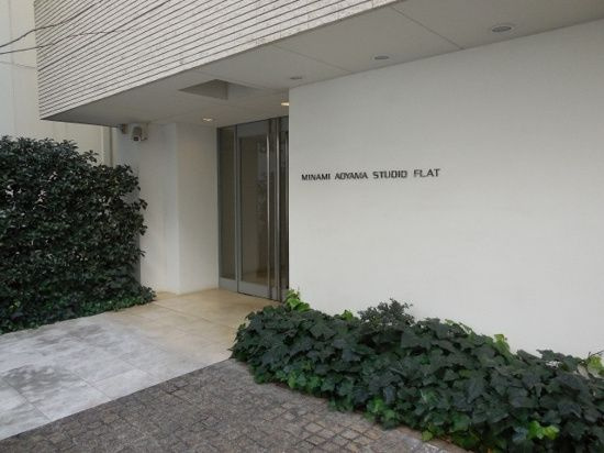 南青山STUDIO　FLATのエントランス