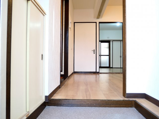 ハムロハイツ杉田A棟の玄関