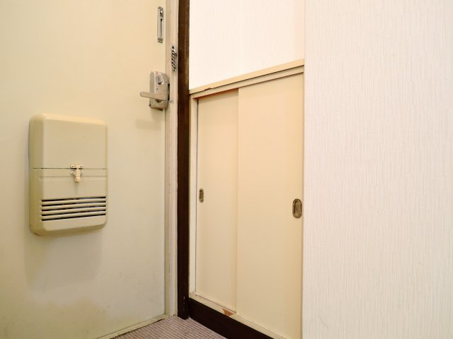 ハムロハイツ杉田A棟の玄関