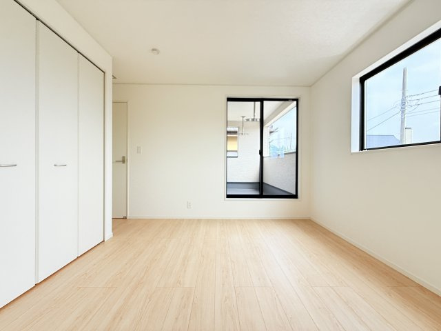 つくば市観音台第15　新築戸建の洋室|家具や小物を合わせやすいシンプルデザイン♪
広さや日当たりなど、写真では伝えきれない部分を現地で確認してみませんか？
