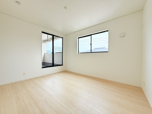 つくば市観音台第15　新築戸建の洋室|家具や小物を合わせやすいシンプルデザイン♪
広さや日当たりなど、写真では伝えきれない部分を現地で確認してみませんか？