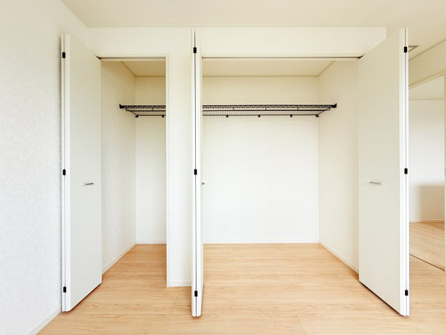 つくば市観音台第15　新築戸建の収納|普段使いのお洋服や小物はもちろん、季節物のお洋服などもしっかりと整理整頓おしまい頂けます。居室空間をより広く隅々までお使いいただけますね。