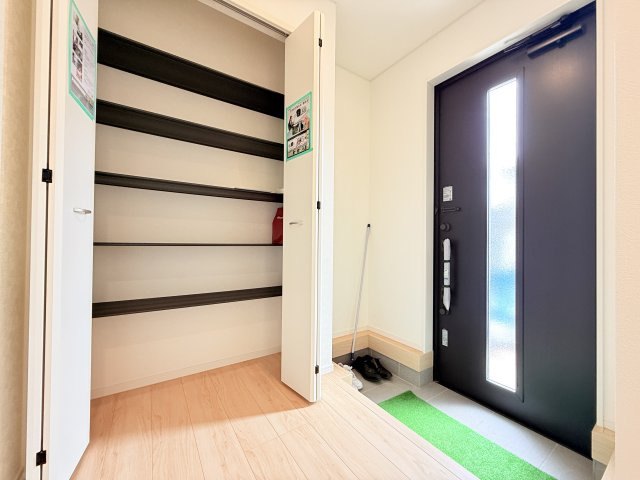 つくば市観音台第15　新築戸建の玄関|気持ちの良い一日の始まりは笑顔でスタートしたいですよね。玄関ホールがスッキリ広々としていると帰る時も出ていく時も気持ちが良いものです！