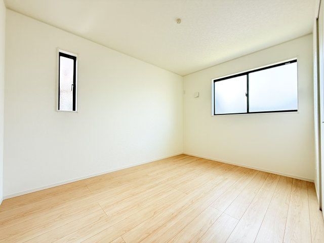つくば市観音台第15　新築戸建の洋室|家具や小物を合わせやすいシンプルデザイン♪
広さや日当たりなど、写真では伝えきれない部分を現地で確認してみませんか？