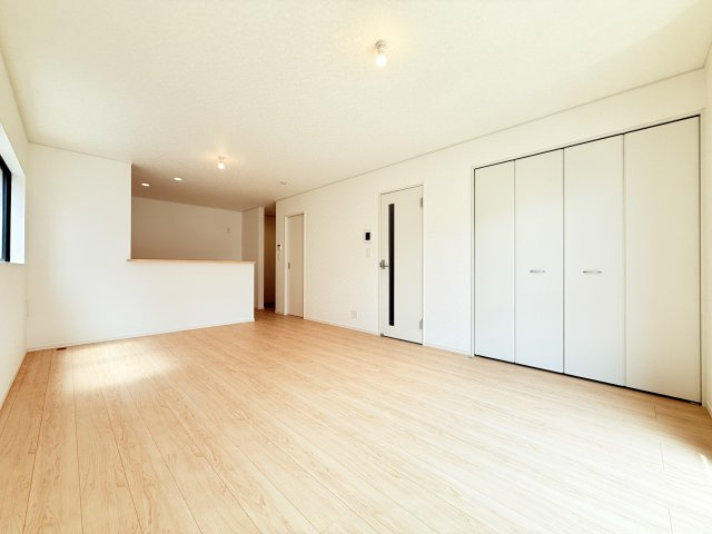 つくば市観音台第15　新築戸建の居間・リビング|広々としたＬＤＫ♪
家具を置いても窮屈感を感じず過ごせます。