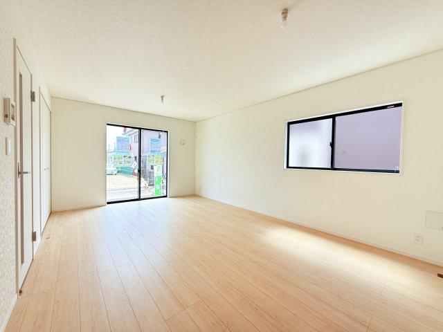 つくば市観音台第15　新築戸建の居間・リビング|広々としたＬＤＫ♪
家具を置いても窮屈感を感じず過ごせます。